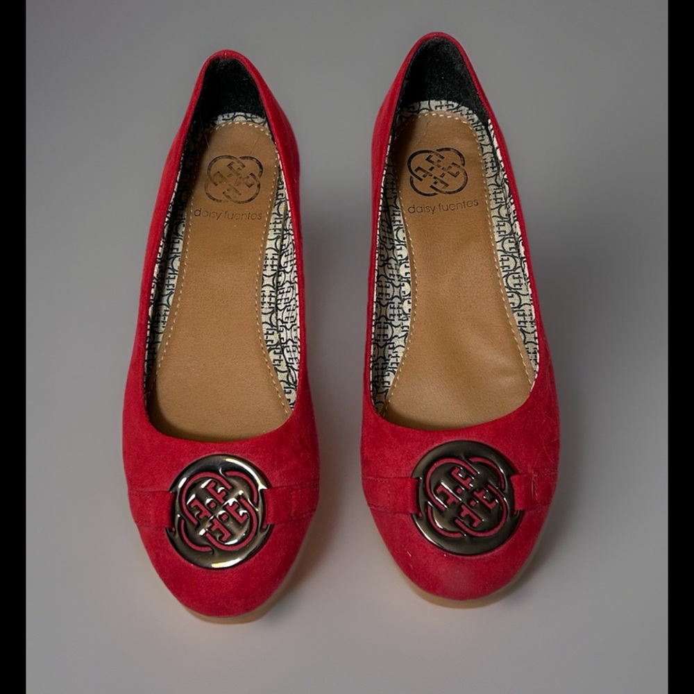 Daisy Fuentes Red‎ Flats Brushed Material Toe Medallion 6.5